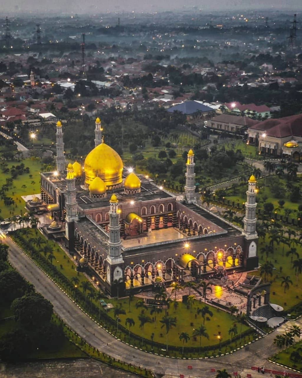 Tampilan Masjid Kubah Emas jika dilihat dari atas
