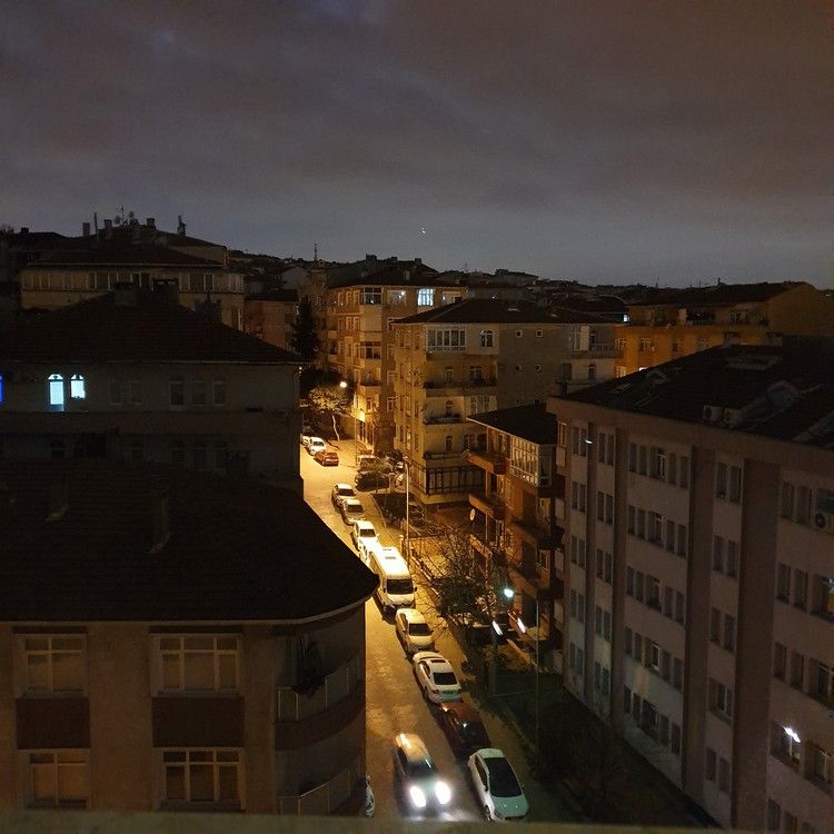 Suasana perkampungan di istanbul, Turki saat malam hari.  Diambil dengan Galaxy S10, mode Auto