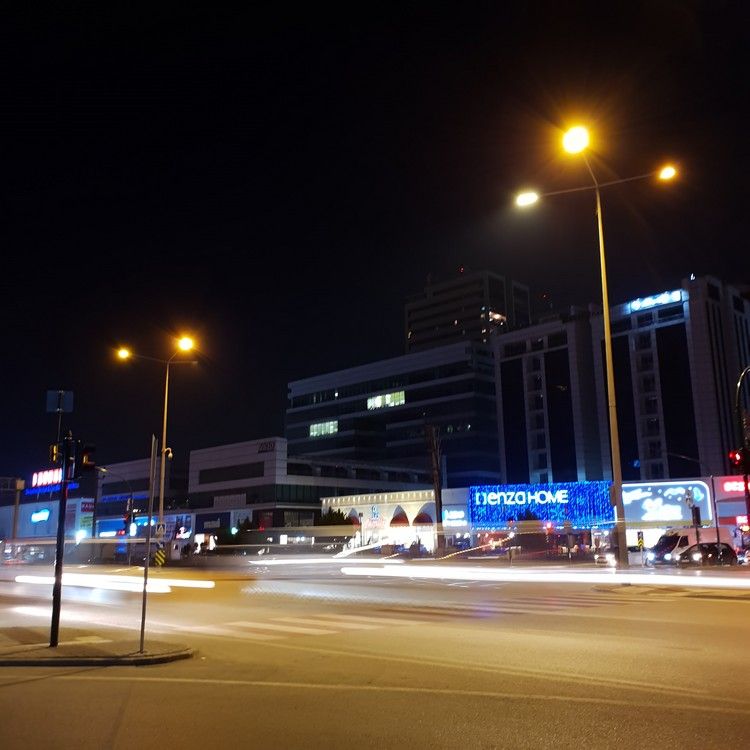 Suasana malam hari di jalanan kota Bursa,Turki,  ISO 50, speed 1 detik