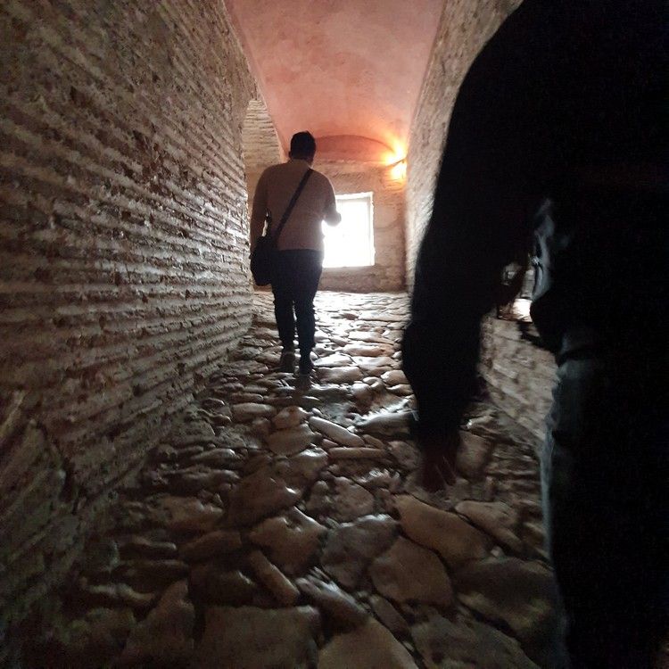 Suasana terowongan menuju lantai atas di Hagia Sophia, Turki. Kondisi backlight parah, mode auto