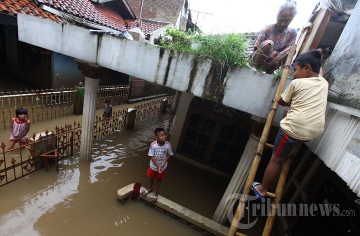 Kampung Jambatan, Kelurahan Andir, Kecamatan Baleendah, Kabupaten Bandung yang masih terendam banjir.
