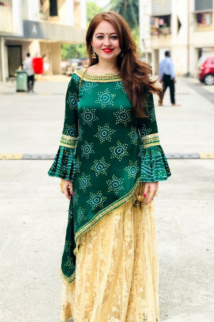 Pooja Ganatra mengenakan pakaian khas India