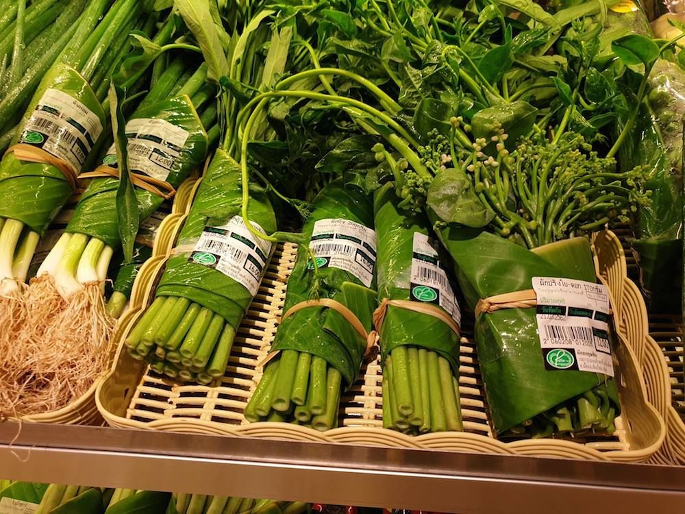 Supermarket dengan kemasan daun pisang untuk mengurangi penggunaan plastik.