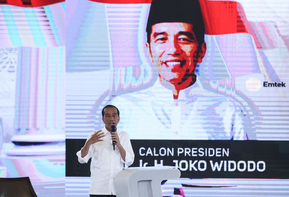 Calon presiden no urut 01 Joko Widodo pada Debat Keempat Calon Presiden Pemilu 2019 di Jakarta, Minggu (30/3/2019). Debat malam ini menggambil tema ideologi, pemerintahan, pertahanan dan keamanan, serta hubungan internasional. 