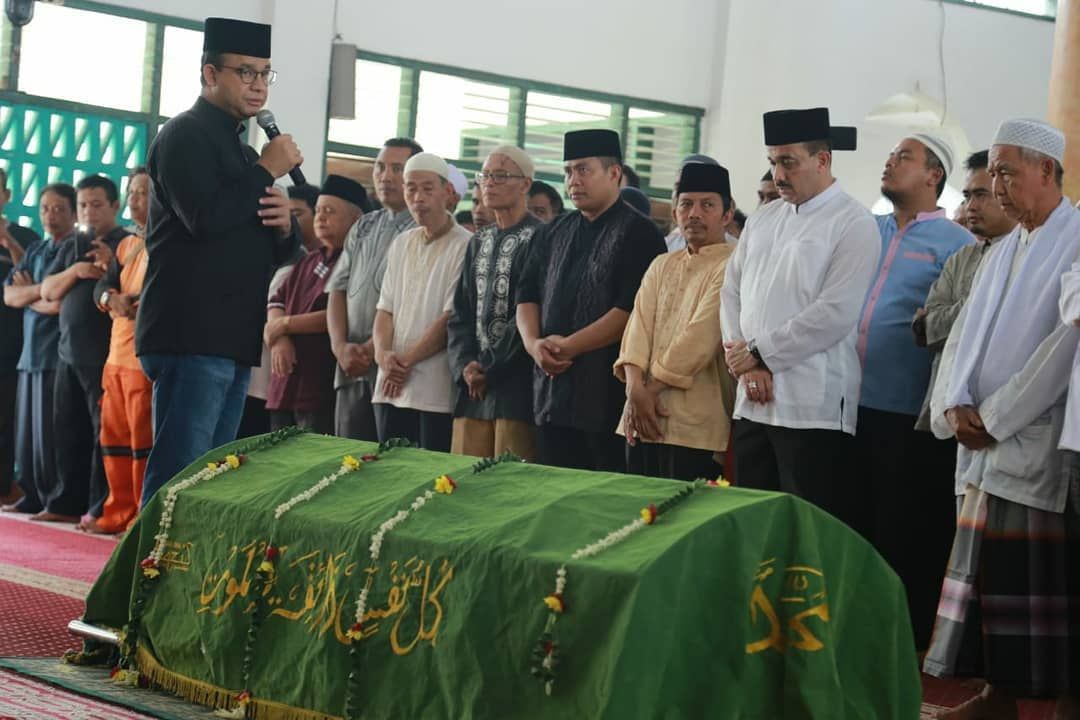 Anies Baswedan melayat petugas PPSU Naufal Rosyid. 