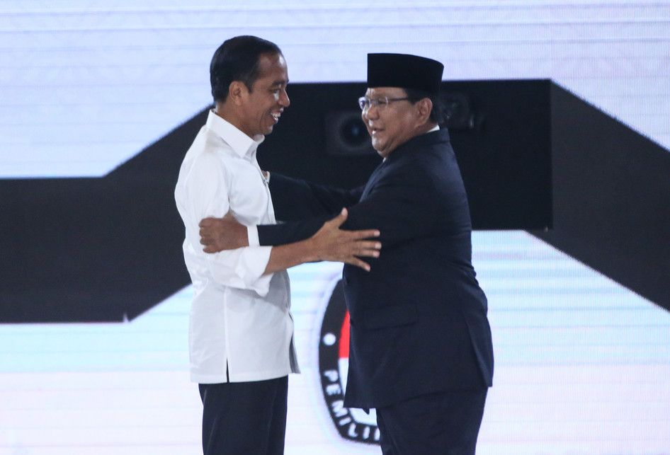 Calon presiden no urut 01 Joko Widodo (kiri) dan Calon presiden no urut 02 Prabowo Subianto pada Debat Keempat Calon Presiden Pemilu 2019 di Jakarta, Sabtu (30/3/2019). Debat malam ini menggambil tema ideologi, pemerintahan, pertahanan dan keamanan, serta hubungan internasional. 