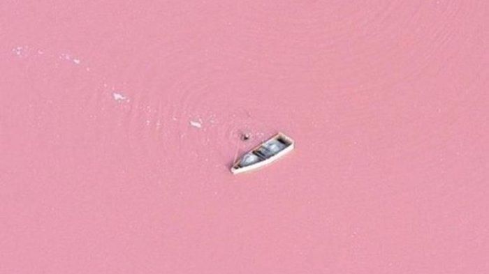 Warna air danau Retba yang pink mirip milkshake stroberi