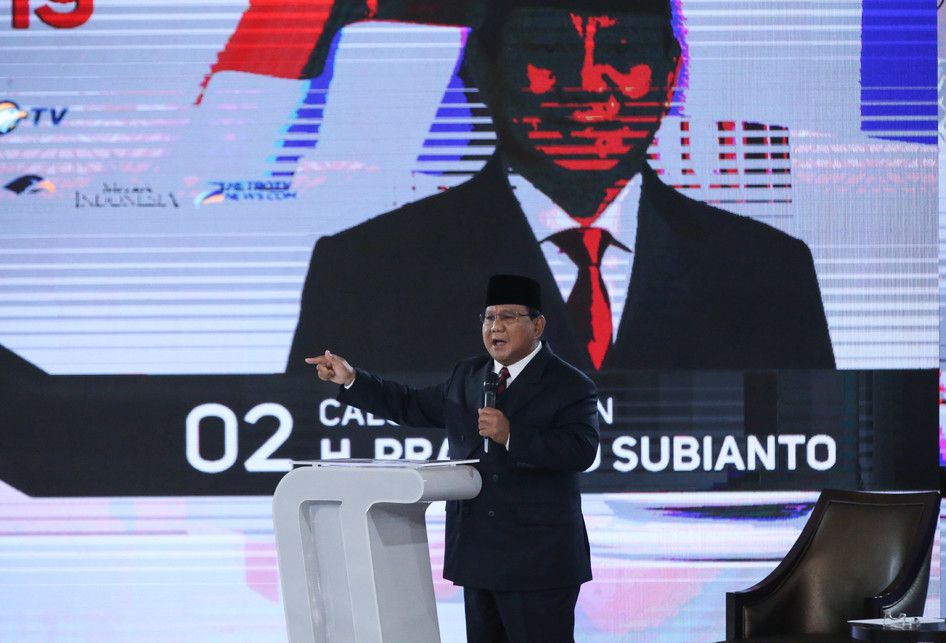 Calon presiden no urut 02 Prabowo Subianto  pada Debat Keempat Calon Presiden Pemilu 2019 di Jakarta, Minggu (30/3/2019). Debat malam ini menggambil tema ideologi, pemerintahan, pertahanan dan keamanan, serta hubungan internasional. 