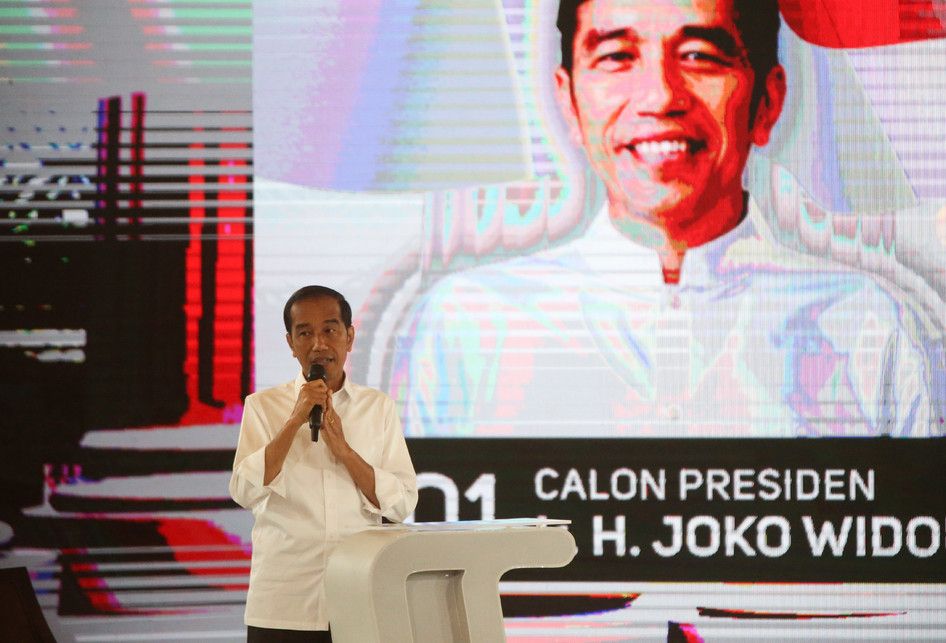 Calon presiden nomor urut 01 Joko Widodo memaparkan visi misi pada Debat Keempat Calon Presiden Pemilu 2019 di Jakarta, Minggu (30/3/2019). Debat malam ini menggambil tema ideologi, pemerintahan, pertahanan dan keamanan, serta hubungan internasional. 