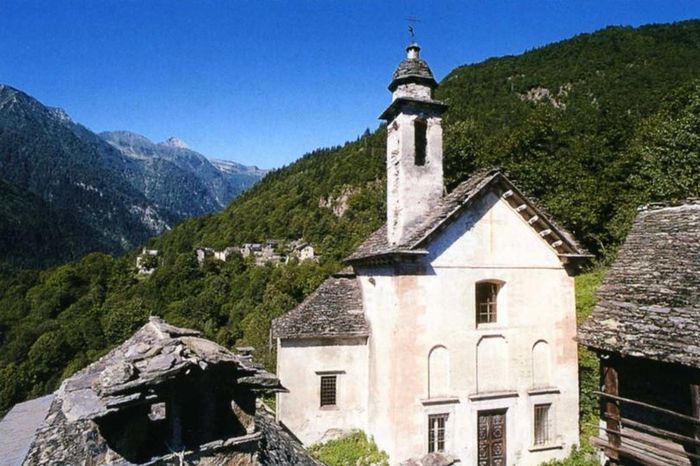 Kota ini terletak di Piedmont pegunungan barat laut Italia
