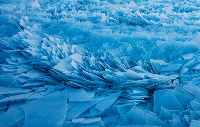 Foto-foto Menakjubkan Seperti Pecahan Kaca Ini Memperlihatkan Danau Michingan yang Mencair, Mirip Animasi Frozen