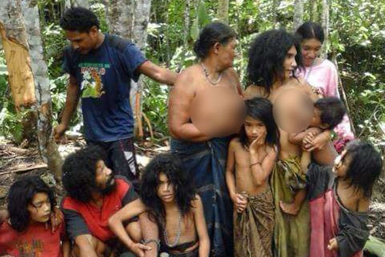 Sekelompok Togutil saat ditemukan di hutan halmahera, Maluku Utara
