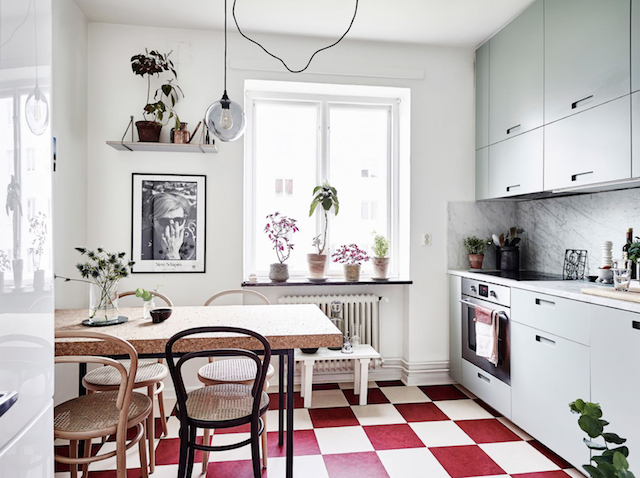 Desain dapur sambut bulan puasa, putih segar dengan meja makan simpel di tenga.