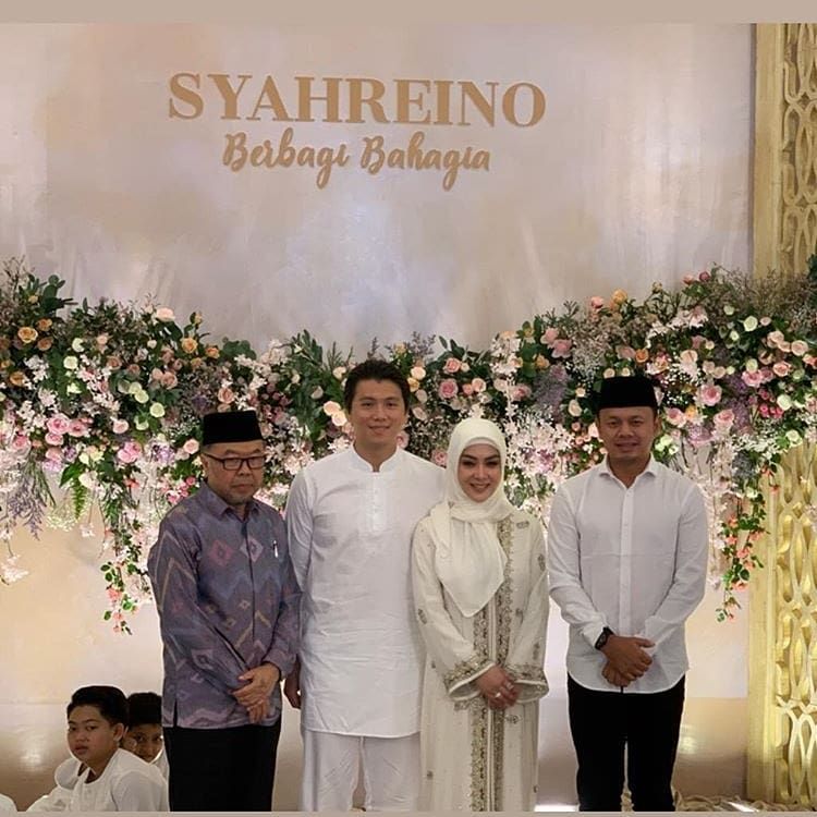 Dekorasi Interior di Pengajian Syahrini dan Reino