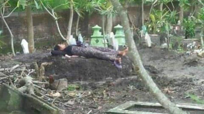 Ibu ini tidur di makam anaknya