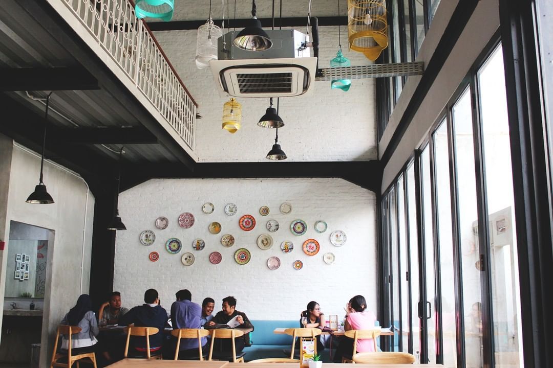 Carissa puteri hangout di kafe dengan interior lucu, Resto Ajag Ijig Matraman 