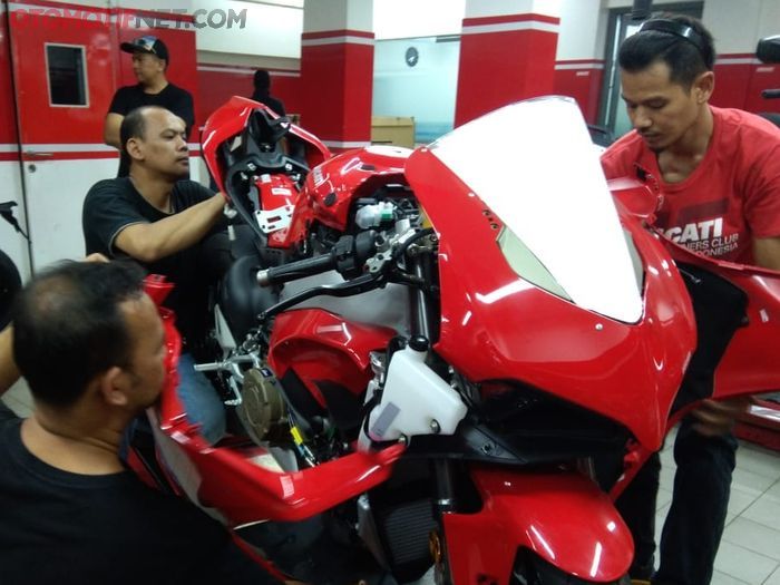 Dibongkar untuk dilakukan Pre Delivery Inspection sekaligus dimodifkasi ringan