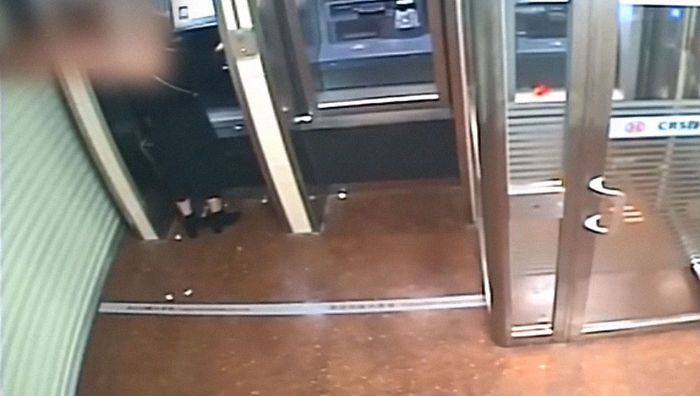 Perampok Merampas Wanita di ATM, Tapi Setelah Melihat Saldo Banknya, Mengembalikan Semua Uang Sambil Tersenyum Lebar