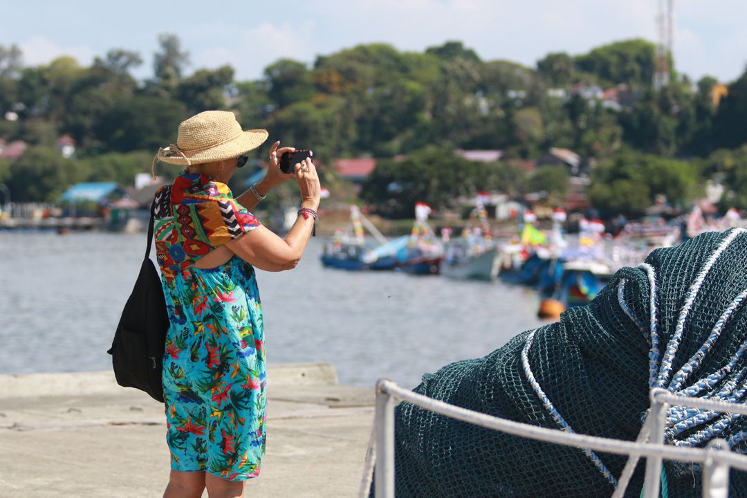 Wisatawan mancanegara ikut menyaksikan festival khanduri laot yang digelar di Dermaga CT3, Sabang, Aceh.