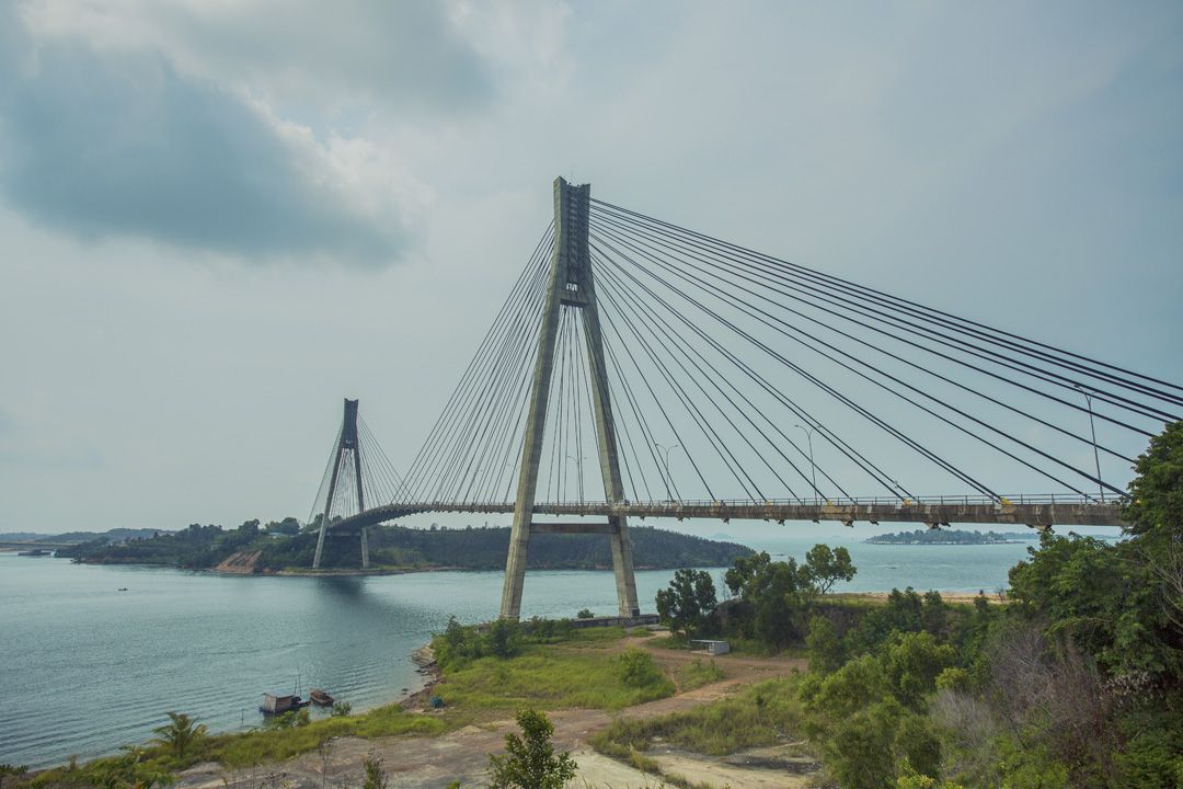 Jembatan Barelang, salah satu penanda lanskap Kota Batam, Kepulauan Riau.  