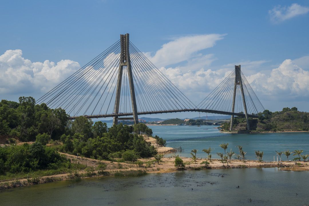 Jembatan Barelang, salah satu penanda yang megah di Kota Batam, Kepulauan Riau.