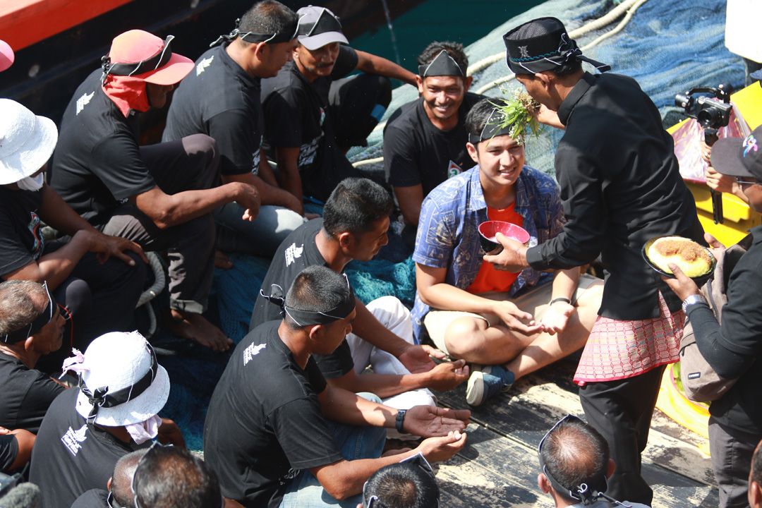 Panglima Laot dan adat Aceh mempeseujuk (tepung tawari) nelayan Aceh, di Festival Khanduri Laot yang digelar di pelabuhan dermaga CT 3 Sabang. 
