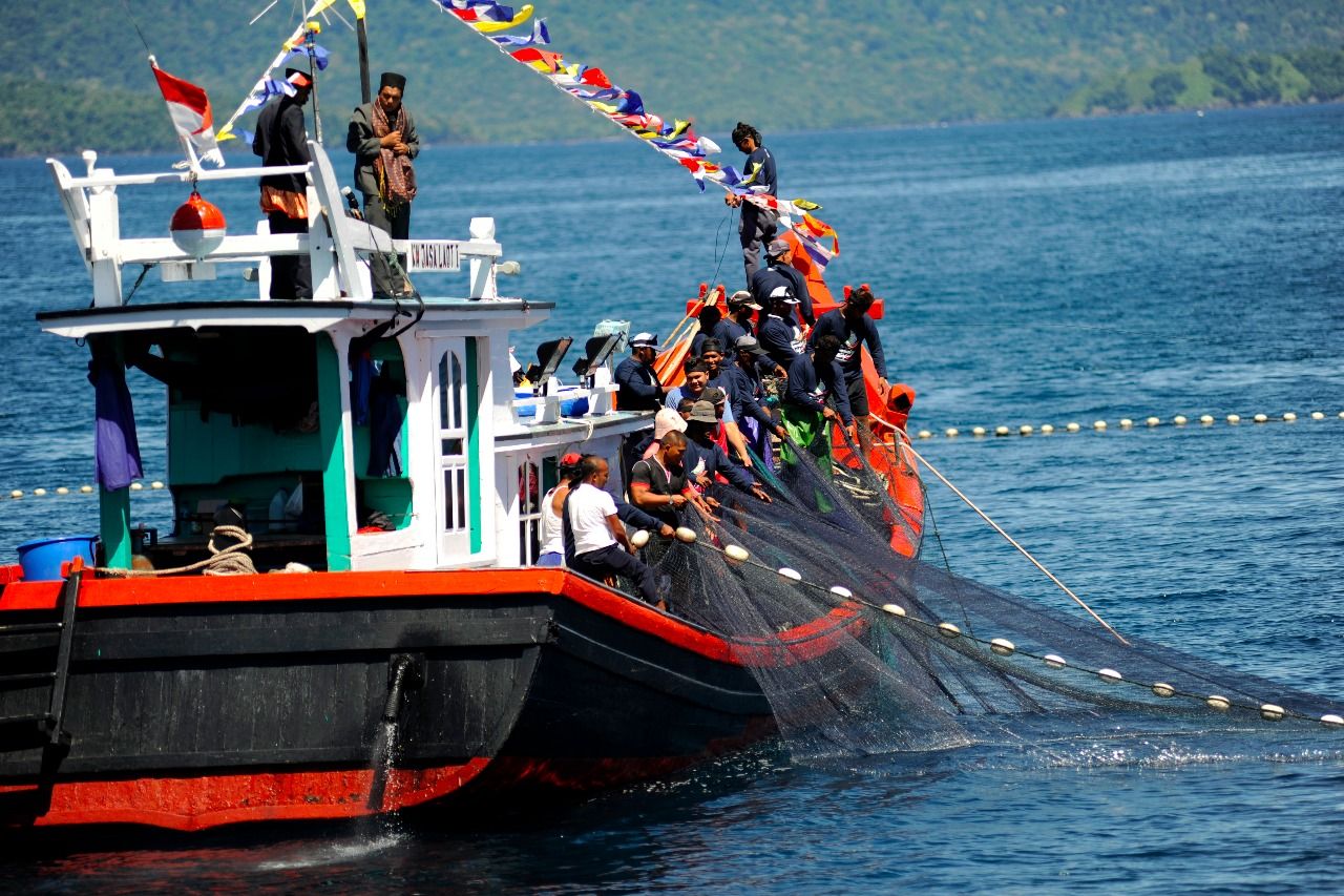 Tradisi tarik pukat yang dilakukan nelayan Aceh, bagian dari tradisi budaya melaut nelayan. Acara ini dapat disaksikan saat Khanduri Laot di Dermaga CT3 Sabang. 