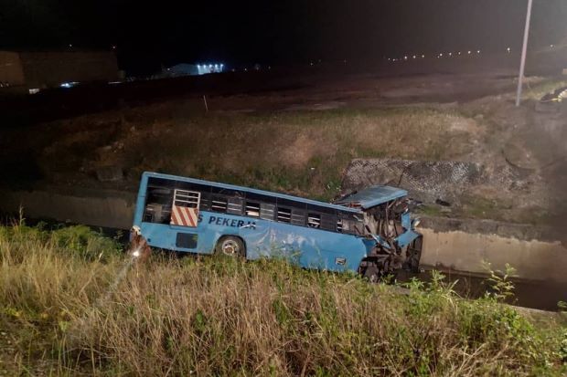 Bus masuk saluran pembuangan.