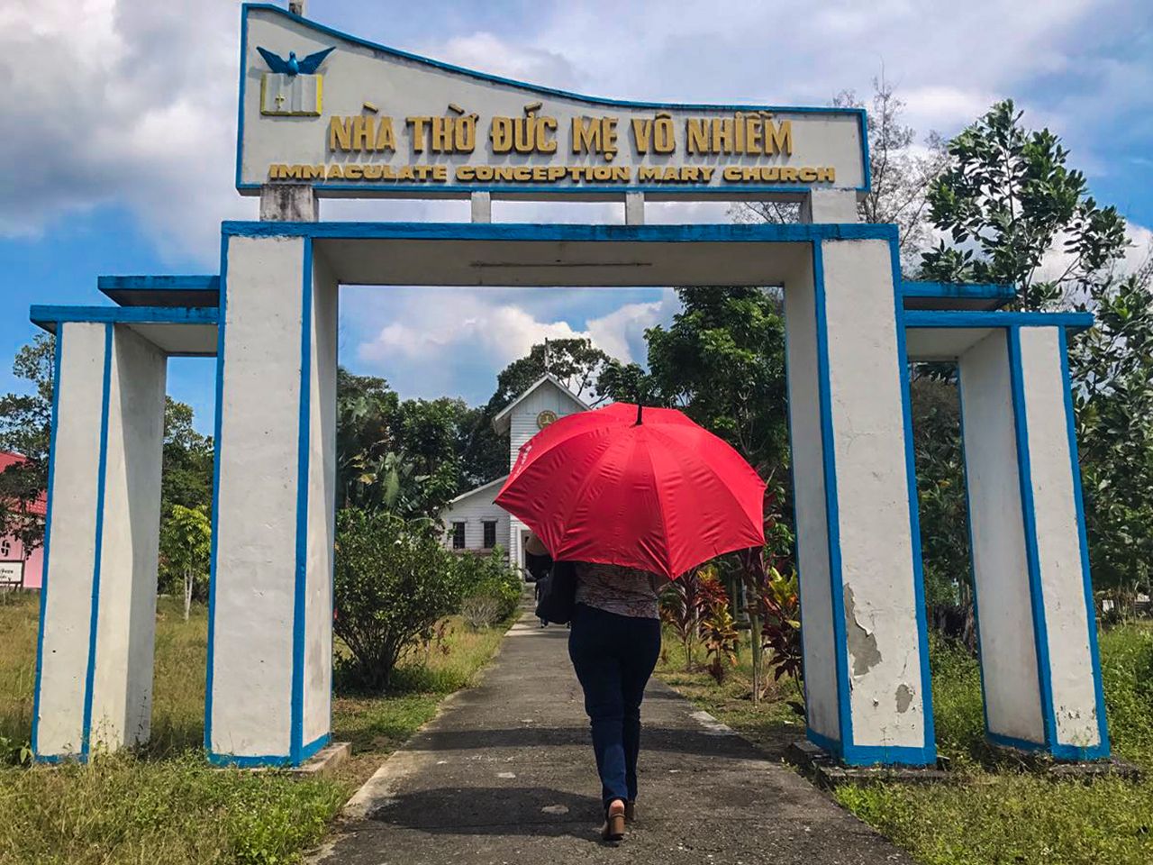 Salah satu gapura yang bertuliskan aksara Vietnam di Pulau Galang, Batam, Kepulauan Riau. 