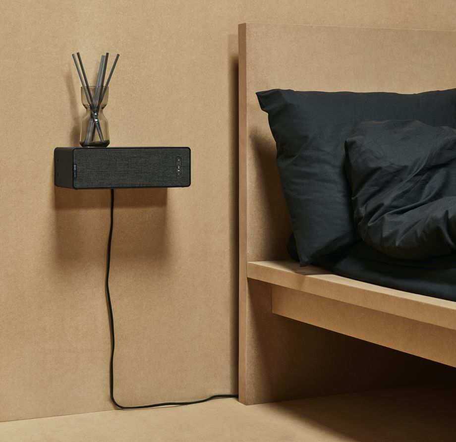 Symfonisk Wifi Bookshelf Speaker dapat diletakkan rata di atas rak atau bahkan difungsikan menjadi rak buku atau ambalan dengan beban maksimal 3 kg.