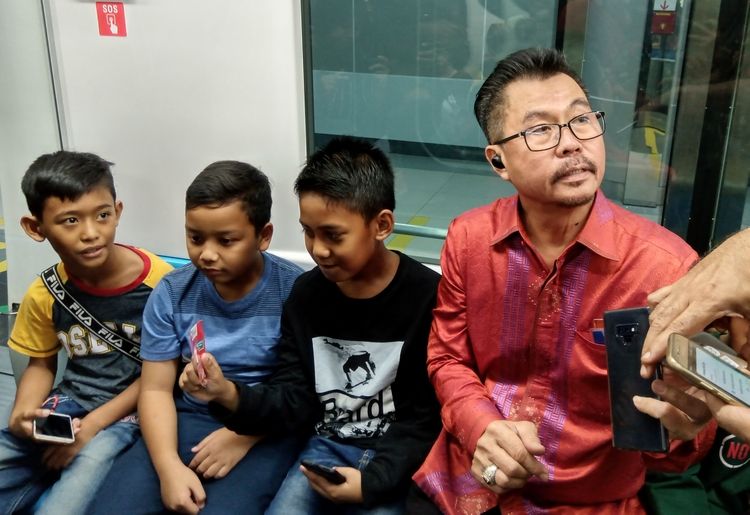 Wakil Dirut Smartfren, Djoko Tata Ibrahim berbagi koneksi smartfren kepada anak-anak yang kehilangan sinyal saat berada di terowongan MRT