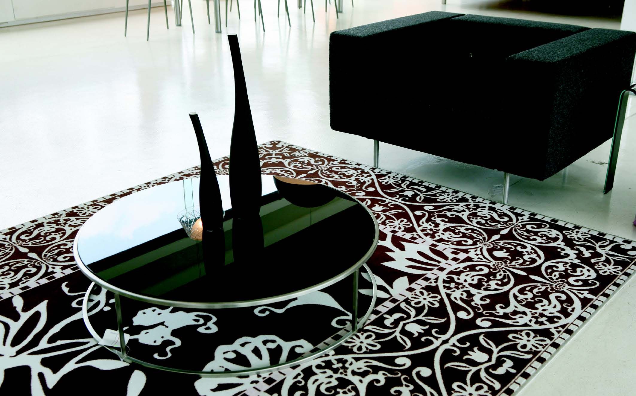 Motif sulur dengan dasar warna gelap memberi kesan elegan di lantai putih. 