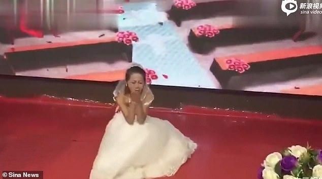 VIDEO : Pernikahan Pengantin Ini Kacau, Mantan Pacar Mempelai Pria Datang dengan Gaun Pengantin dan Memohon untuk Menikahinya