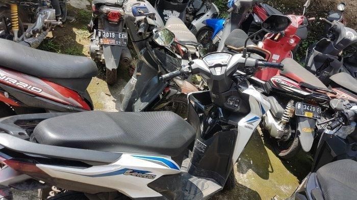 Sepeda motor wanita yang tewas mengenaskan akibat kecelakaan di Jalan Margonda Raya, Beji, Kota Depok, Kamis (8/4/2019) 