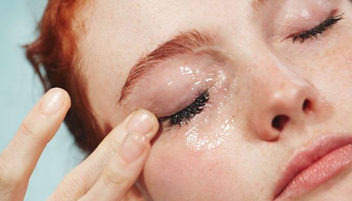 Makeup waterproof bisadibersihkan dengan makeup remover oil base