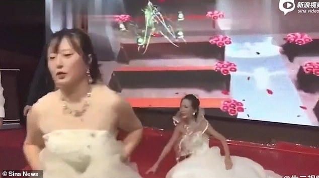 VIDEO : Pernikahan Pengantin Ini Kacau, Mantan Pacar Mempelai Pria Datang dengan Gaun Pengantin dan Memohon untuk Menikahinya