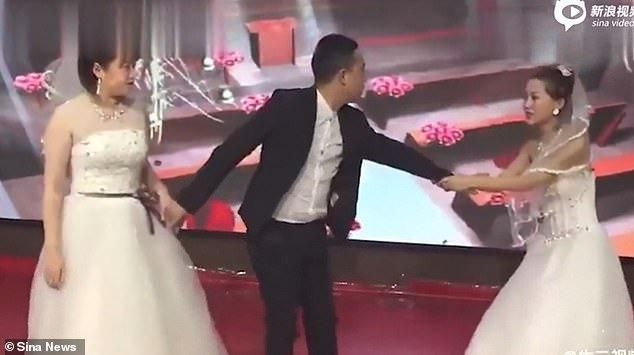 VIDEO : Pernikahan Pengantin Ini Kacau, Mantan Pacar Mempelai Pria Datang dengan Gaun Pengantin dan Memohon untuk Menikahinya