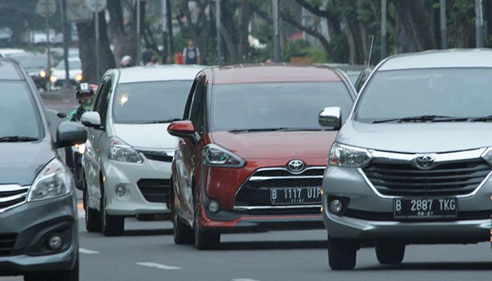 Kalau macet banget, geser tuas perneling dari D ke N. Tapi kalau sebentar saja macetnya, tidak perlu digeser-geser tuas persnelingnya.