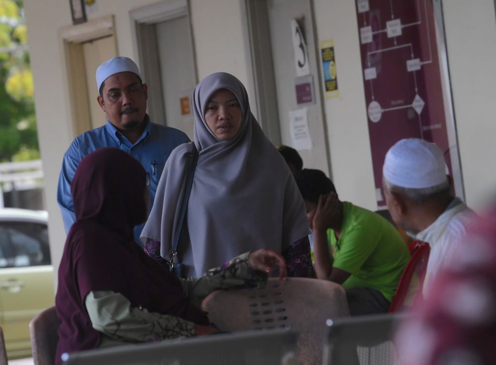 Muhammad Fadlan Saidin dan istrinya Munirah Abd Rahman di Unit Forensik Rumah Sakit Sultanah Bahiyah menunggu hasil post-mortem bayi laki-laki mereka.