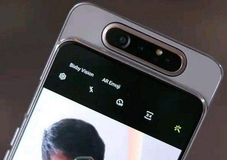 Kamera berputar Samsung Galaxy A80, saat diaktifkan kamera akan muncul ke atas  (pop up) dan bisa berputar untuk memotret depan atau belakang