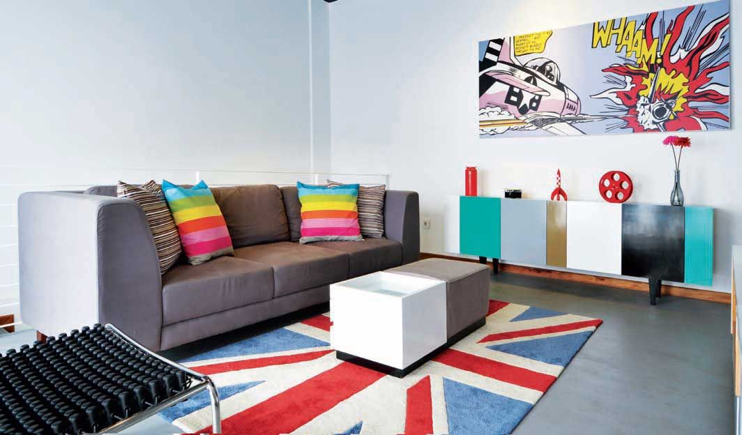 Lantai yang dilapis dengan cat epoxy warna abu-bau tampil lebih trendi dengan karpet penutup bermotif bendera Union Jack.