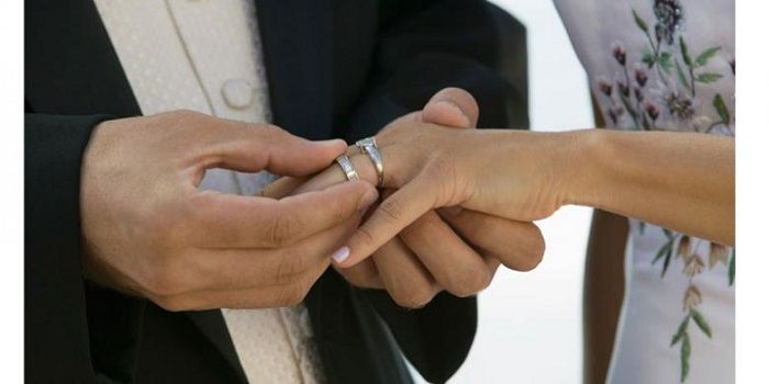Cincin pernikahan di jari manis tangan kiri