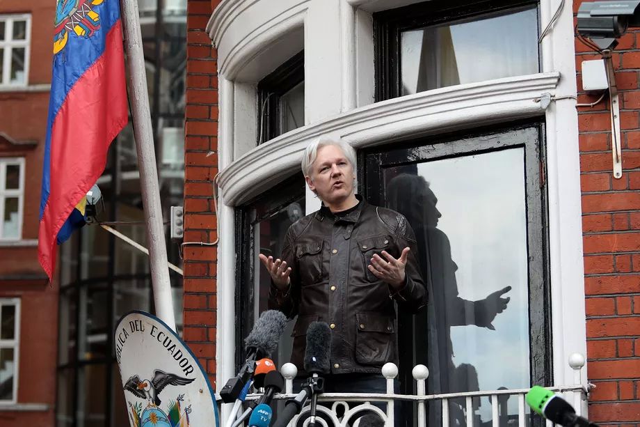 Julian Assange di balkon Kedutaan Ekuador untuk Inggris, 19 Mei 2017