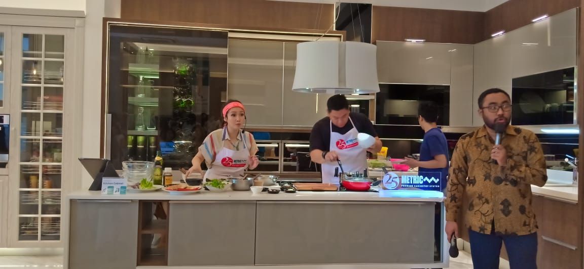 Suasana cooking demo bersama chef Marinka menggunakan smart kitchen Metric di peringatan 25 th Metric.