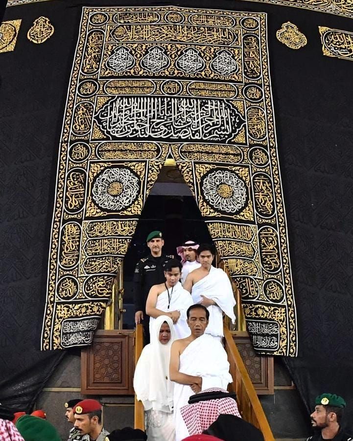 Presiden Jokowi dan keluarga baru saja keluar dari dalam kakbah