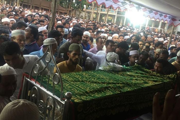Pelayat yang mengantar jasad Nusrat Rafi dikebumikan pada Kamis (11/4/2019)