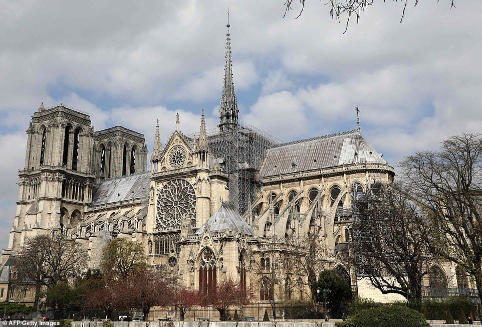 Foto gereja Notre Dame yang diambil kurang dari sebulan lalu sebelum restorasi gereja.