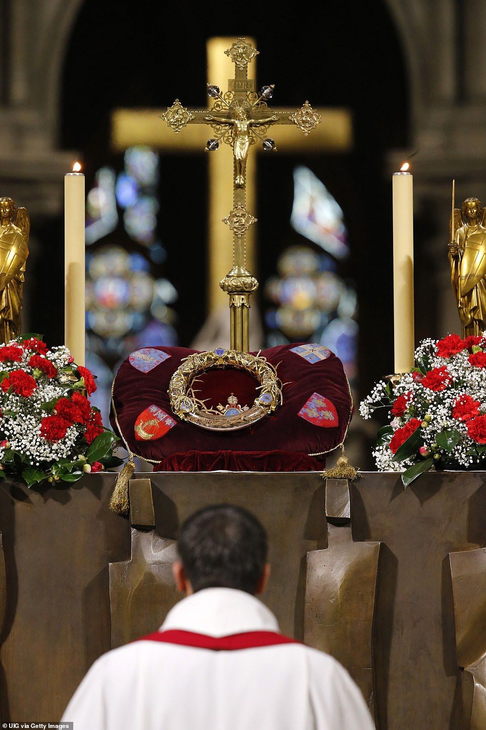 Crown of Thorns yang disimpan dalam katedral Notre Dame