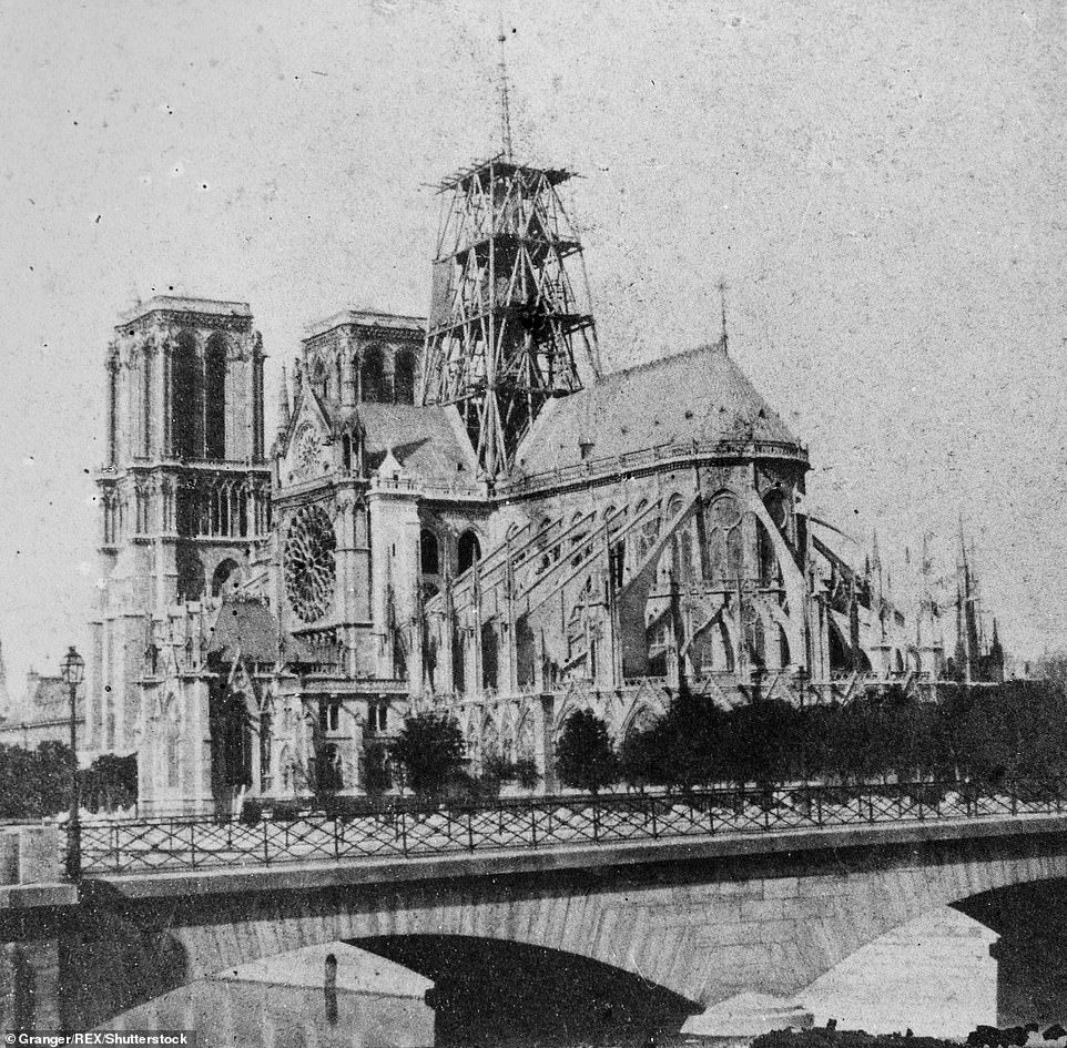Saat gereja Notre Dame direkonstruksi pada 1850an.