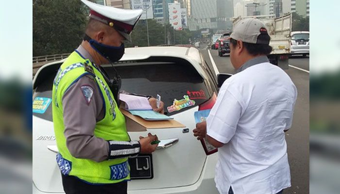 Polisi tilang pengemudi mobil yang melintas di bahu jalan tol